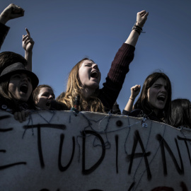 Miles de estudiantes participan en una movilización celebrada en la Plaza de Italia en París, Francia, hoy, 17 de marzo de 2016, en contra de la reforma laboral del Ejecutivo socialista, que la semana pasada moderó su contenido para evitar 