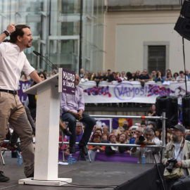 El secretario general de Podemos Pablo Iglesias, durante su intervención en el acto "Madrid se levanta", con motivo de la celebración del 2 de mayo, en la plaza del Museo Reina Sofía, en Madrid. EFE/FERNANDO VILLAR