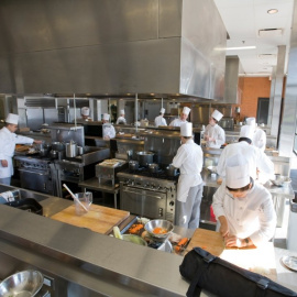 Continúa la polémica acerca de los aprendices en los restaurantes con estrellas Michelin.