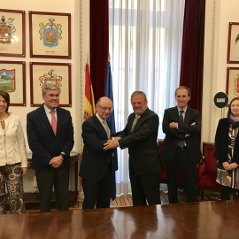 El ministro de Economía, Cristóbal Montoro, y el consejero de Hacienda y Economía, Pedro Azpiazu, trasl el acuerdo sobre el cupo vasco. E.P.