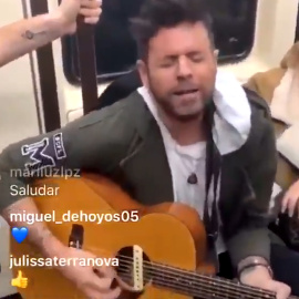 Pablo López sorprende a los viajeros del Metro de Madrid