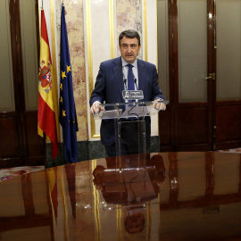 El portavoz parlamentario del PNV, Aitor Esteban, durante las declaraciones que ha realizado en el Congreso tras cerrar un pacto con el Gobierno para apoyar los Presupuestos Generales del Estado de 2017. EFE/Sergio Barrenechea
