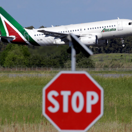 Un avión de Alitalia despega del aeropuerto de Fiumicino en Roma, Italia. REUTERS/Tony Gentile