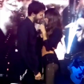 Sebastián Yatra y Tini Stoessel se besan sobre el escenario