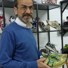 Isidro López porta una de las zapatillas de su marca, Bikila.