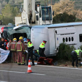 Un total de 13 personas han fallecido esta mañana al chocar un autocar contra un vehículo en la autopista AP-7, a la altura de Freginals (Tarragona). El autocar pertenece a una empresa de Mollet del Vallès (Barcelona), transportaba estudian