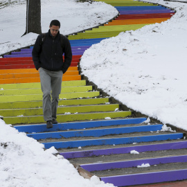 Un peatón camina por un conjunto de pasos pintados en la Universidad de Tufts después de una tormenta de nieve en el segundo día de la primavera en Medford , Massachusetts. REUTERS / Brian Snyder