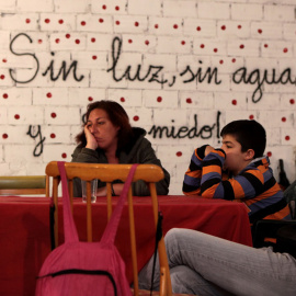 Una mujer desahuciada del proyecto de la Corrala de Vecinas La Utopia, en Sevilla. AFP