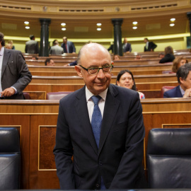 El ministro de Hacienda, Cristobal Montoro, en su escaño antes de comenzar el debate de totalidad de los Presupuestos del Estado para 2017. REUTERS/Sergio Perez