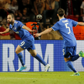 El jugador de Juventus Gonzalo Higuaín celebra después de anotar el segundo gol de su equipo. - EFE