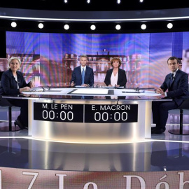 La candidata ultraderechista a la presidencia de Francia por el Frente Nacional, Marine Le Pen (i), y su rival, el socioliberal del movimiento En Marche !, Emmanuel Macron (d), antes del debate. /EFE