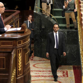 El ministro de Hacienda, Cristóbal Montoro, durante su intervención en la segunda sesión del debate de las enmiendas a la totalidad de los presupuestos de 2017. EFE/Sergio Barrenechea