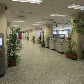 Una contribuyente en una oficina de la Agencia Tributaria. E.P.