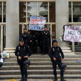 Policías en la puerta del Rectorado de la Universidad Complutense de Madrid este jueves.