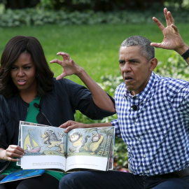 La primera dama, Michelle Obama y el presidente Barack Obama durante una lectura del libro infantil 'Donde viven los monstruos' a los niños reunidos en la Casa Blanca, Washington. REUTERS/Jonathan Ernst
