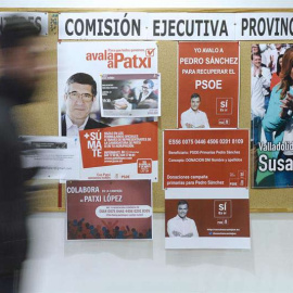 n hombre pasa por delante de los carteles de apoyo a los tres candidatos a la Secretaría General del PSOE colocados en la sede del PSOE de Valladolid | NACHOI GALLEGO (EFE)