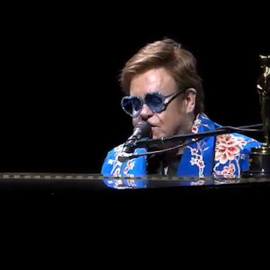 Elton John cumple 73 años a la espera de reanudar su gira de despedida