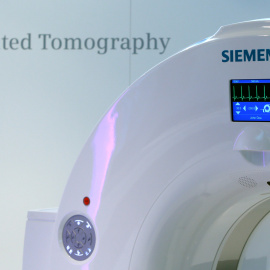 Un escáner de Siemens para tomografía axial computarizada, en su planta de en la planta de fabricación de eqjuipos médicos en Forchheim, cerca de Nuremberg. REUTERS / Michaela Rehle