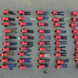 Repartidores durante una sesión de entrenamiento en Shanghai, China. REUTERS/Stringer