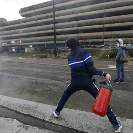 Un joven lanza un extintor de incendios durante los enfrentamientos con los gendarmes. REUTERS