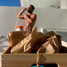 Maxi Iglesias sube la temperatura compartiendo su ducha más íntima