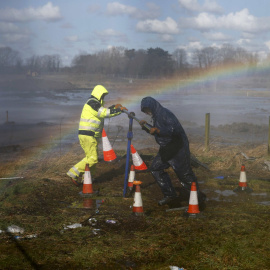 Se forma un arco iris mientras los trabajadores tratan de arreglar una cañería en Halewood, en Liverpool, Reino Unido 31 de marzo de 2016. REUTERS / Phil Noble