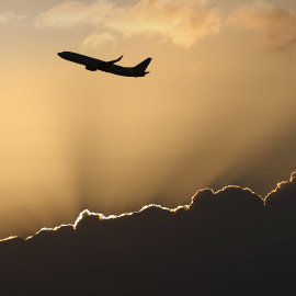 Un avión despega al amanecer desde el Aeropuerto Internacional de Sydney, en Australia. REUTERS/Jason Reed