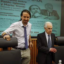 El secretario general de Podemos, Pablo Iglesias, junto al filósofo y senador del Partido Democrático italiano Mario Tronti, momentos antes del coloquio 'De Tangentopoli a la Trama', en el Congreso de los Diputados. EFE/Paco Campos