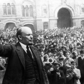 Vladimir Ilyich Lenin (1870 - 1924), durante un discurso
