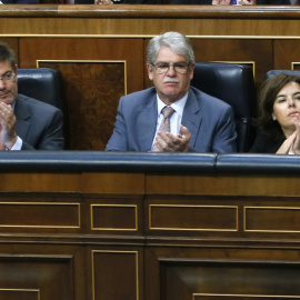 El ministro de Hacienda, Cristóbal Montoro, es aplaudido por el presidente del Gobierno, Mariano Rajoy, y el resto del gabinete durante el debate de las enmiendas a la totalidad al proyecto de ley de Presupuestos Generales del Estado de 201