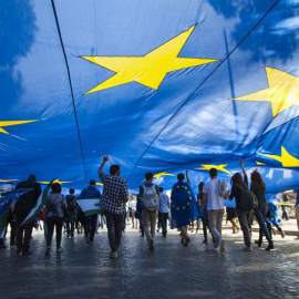 Miles de europeos partidarios de la Unión Europea (UE) se manifiestan junto al Coliseo. - EFE