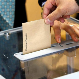 Un ciudadano vota en las elecciones francesas. | EFE