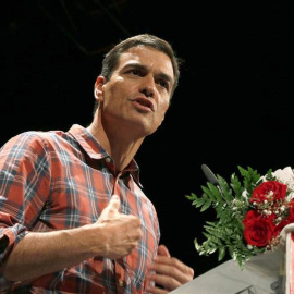 Pedro Sánchez da un discurso en Almería. | EFE