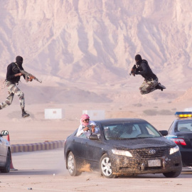 Miembros de las fuerzas de seguridad saudíes demuestran sus habilidades durante un ejercicio militar al oeste de Riad. REUTERS/Saudi Press Agency