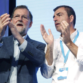 El presidente del Gobierno y del PP, Mariano Rajoy, junto Manuel Domínguez, que ha sido reelegido como presidente insular del partido, en la clausura del VIII Congreso del Partido Popular de Tenerife. EFE/Cristóbal García