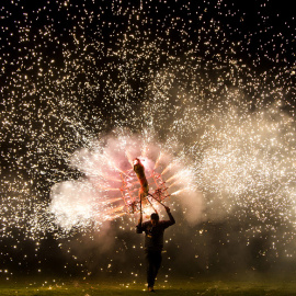 Un hombre participa en una exhibición de fuegos artificiales en México. ENRIQUE CASTRO / AFP