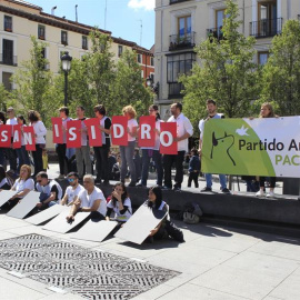 Voluntarios del partido animalista Pacma en la celebración de un acto antitaurino en la madrileña plaza de Isabel II. EFE/Víctor Lerena