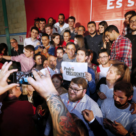 El ex secretario general del PSOE y candidato a las Primarias, Pedro Sánchez, juntos a simpatizantes en un acto de su campaña en Elche (Alicante). EFE/Manuel Lorenzo