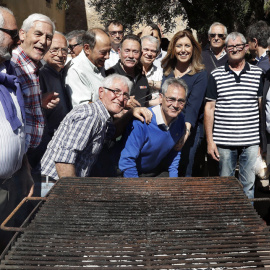 La presidenta andaluza y aspirante a las primarias del PSOE, Susana Díaz, en un desayuno con militantes "con raíces extremeñas" de Sant Boi de Llobregat. EFE/ Andreu Dalmau