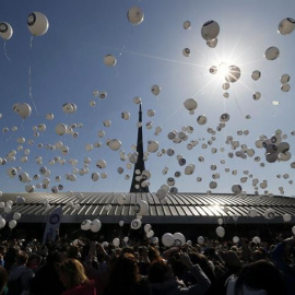 Rusos sueltan globos durante la celebración del 55 aniversario del primer viaje espacial, en Moscú, Rusia. EFE/YURI KOCHETKOV