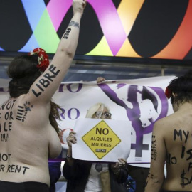 Activistas de FEMEN durante la protesta que realizaron hoy en la entrada del hotel donde se celebra este fin de semana la feria "Surrofair" de promoción de la gestación subrogada. EFE/Fernando Alvarado