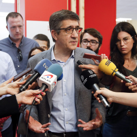 El candidato a las primarias del PSOE Patxi López en un acto en la sede del PSPV-PSOE en Valencia. EFE/ Kai Forsterling