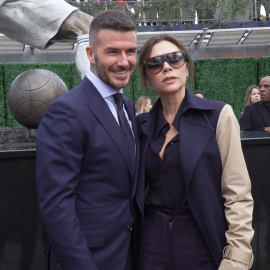 David Beckham recibe una estatua honorífica acompañado de su mujer