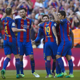 Los jugadores del FC Barcelona felicitan al delantero argentino Leo Messi (3-i) tras marcar el segundo gol ante el Villarreal, durante el partido de Liga en Primera División que se juega esta tarde en el Nou Camp, en Barcelona. EFE/Alejandr