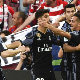 Los jugadores del Real Madrid felicitan a James (d) tras marcar el primer gol ante el Granada, durante el partido de Liga en Primera División disputado esta noche en el estadio Los Cármenes. EFE/Miguel Ángel Molina