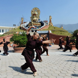 Monjas budistas practicando Kung-fu en el convento de Amitabha Drukpa en las afueras de Katmandú, Nepal. - AFP