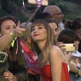 Aitana Ocaña entrega el Premio Dial a Manuel Carrasco