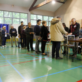 Votantes franceses en un colegio electoral. REUTERS/Emmanuel Foudrot