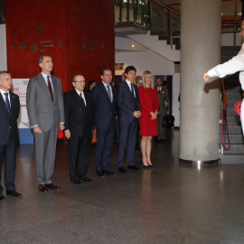 Felipe VI durante el aurresku de Honor, a su llegada al Palacio Euskalduna el 26 de Octubre de 2015./ Casa Real