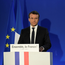 El presidente electo de Francia Emmanuel Macron realiza sus primeras declaraciones tras los resultados de la segunda vuelta de las presidenciales. REUTERS/Lionel Bonaventure